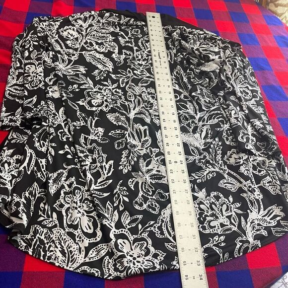 Vikki Vi Black White Floral Plus Size Cardigan Size 1X - Picture 8 of 8